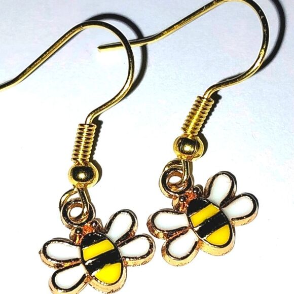 Super cute mini bumble bee earrings for kids and women - Picture 1 of 5